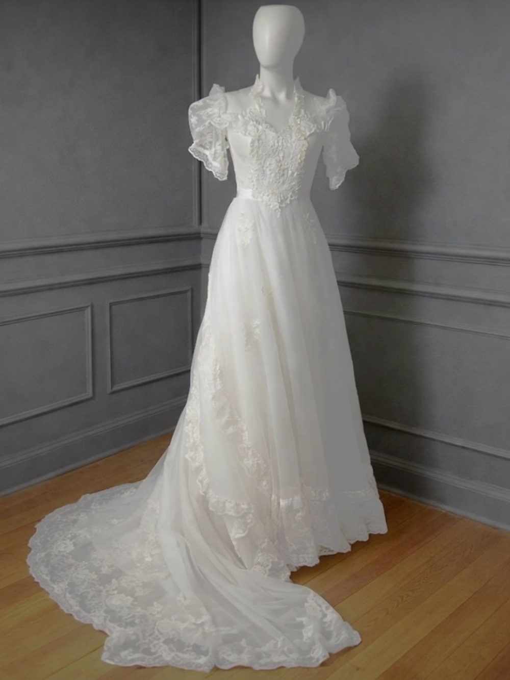 Vintage 1970s Lace Wedding Dress Empire Waist Train Veil Bridal Gown XS